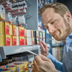 Thumbnail-Photo: An end to adhesive tape residue on the supermarket shelf...