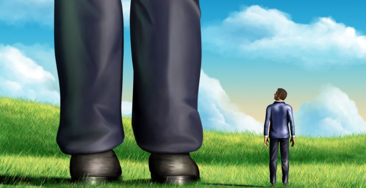 Photo: Small man looks up to a giant; copyright: panthermedia.net / Andreus...