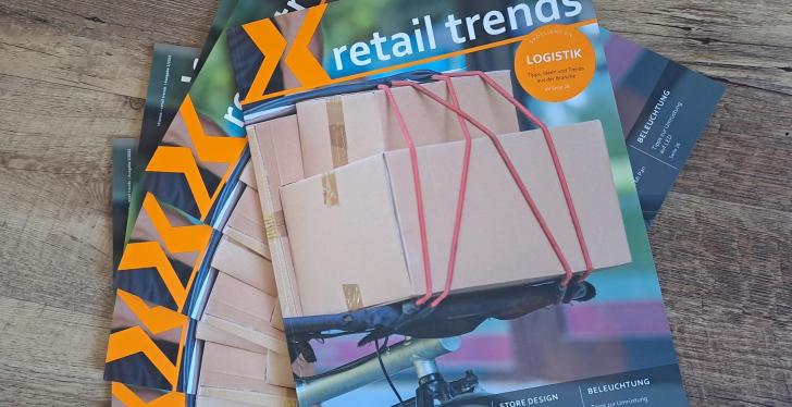 Mehrere Exemplare der aktuellen Ausgabe von retail trends liegen auf einem...