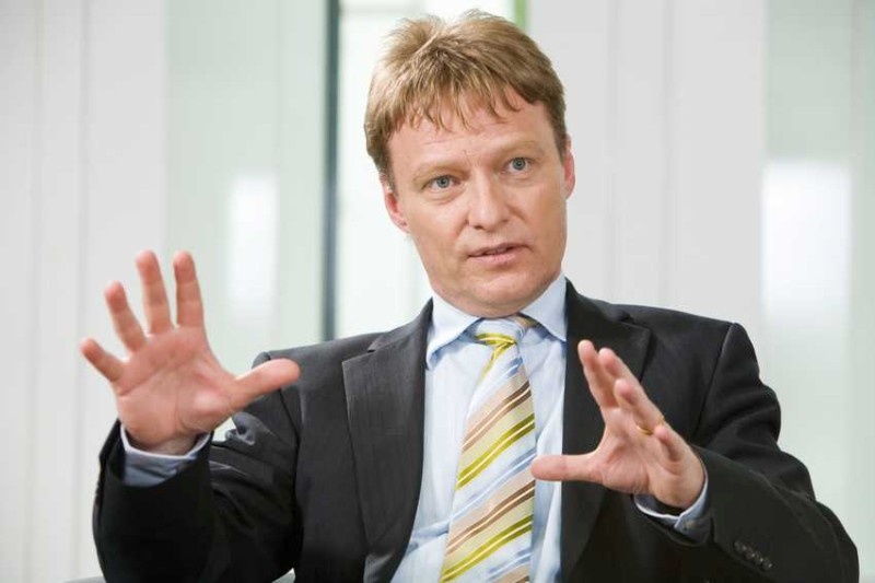 Das gilt für den stationären Handel wie für den Versandhandel und den Online-Handel mit ihren zeit- und ortsungebundenen Absatz- und Beschaffungsgelegenheiten. Außer den im engeren Sinn Handel treibenden Institutionen sind handelsähnliche Institutionen am Güteraustausch beteiligt, z. B. Handelshilfsgewerbe, Handelsvertretungen, Kommissionsagenturen und Kommissionäre.