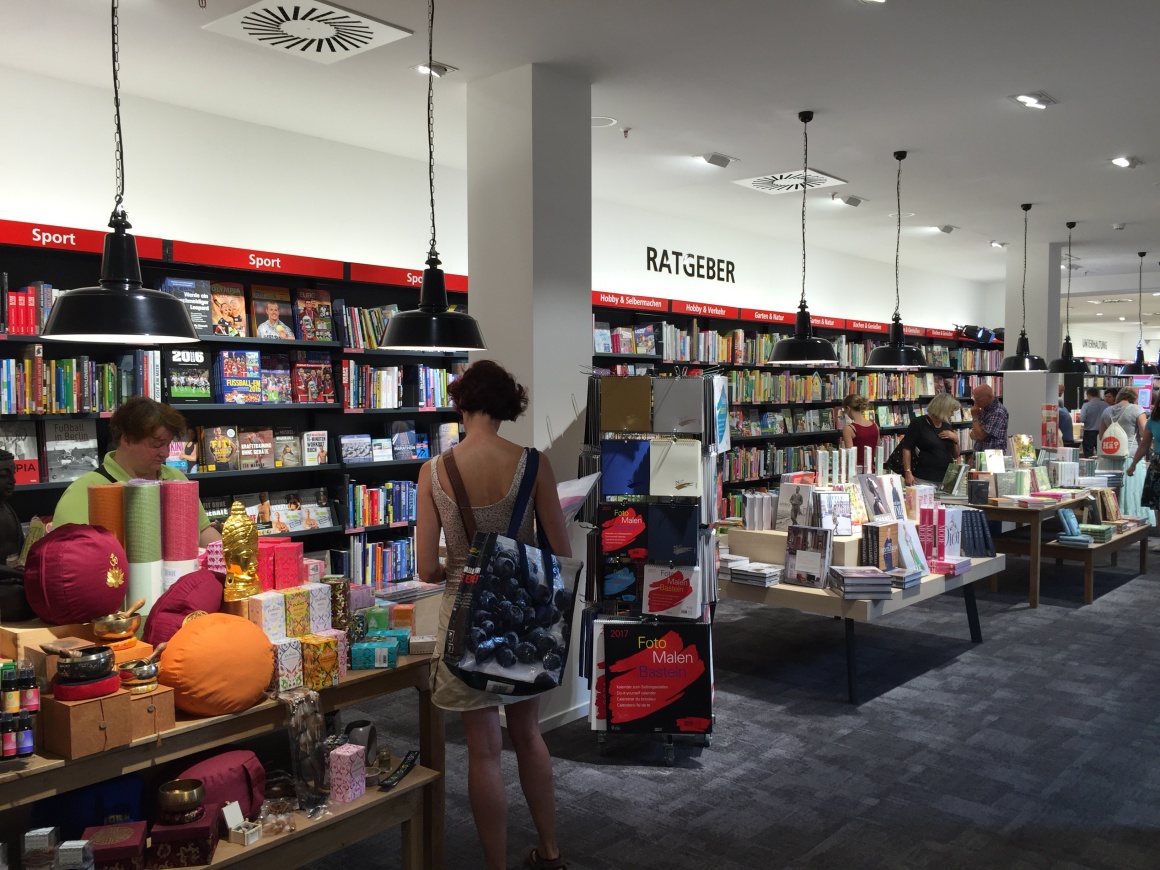 Foto: Wiedereröffnung für Hugendubels Welt der Bücher in Berlin Steglitz...