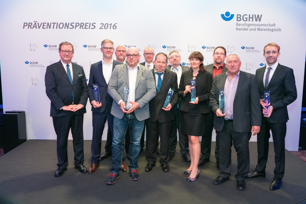 Die Preisträger 2016 mit Vertretern der BGHW.
