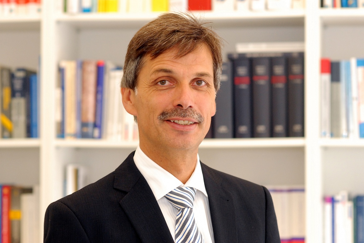 Prof. Jörg Becker sieht die Zukunft des stationären Handels in den Vorteilen...