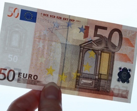 Hand hält 50 Euro-Schein