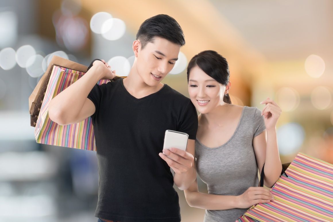 Photo: Shopping couple looking at a smartphone; copyright: panthermedia.net /...