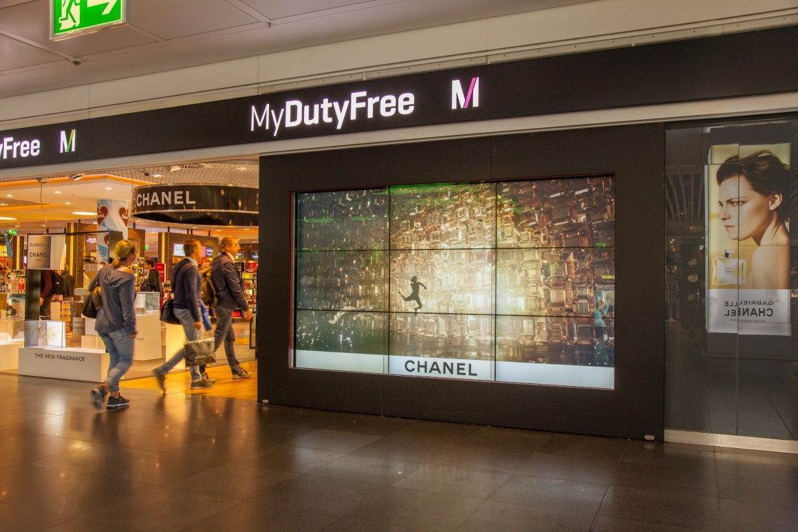 Foto: Medienfassade von Chanel am Terminal 2 im Münchner Flughafen; copyright:...