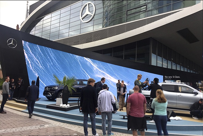 Foto: Trapezförmige LED-Anzeige für den IAA-Messestand von Mercedes-Benz;...