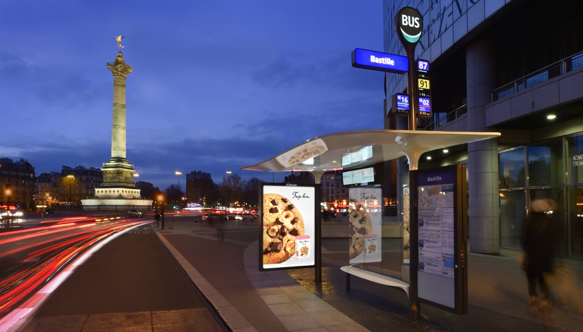 Foto: Buswartehäuschen in Paris (Frankreich) mit Werbeträgern von JCDecaux;...