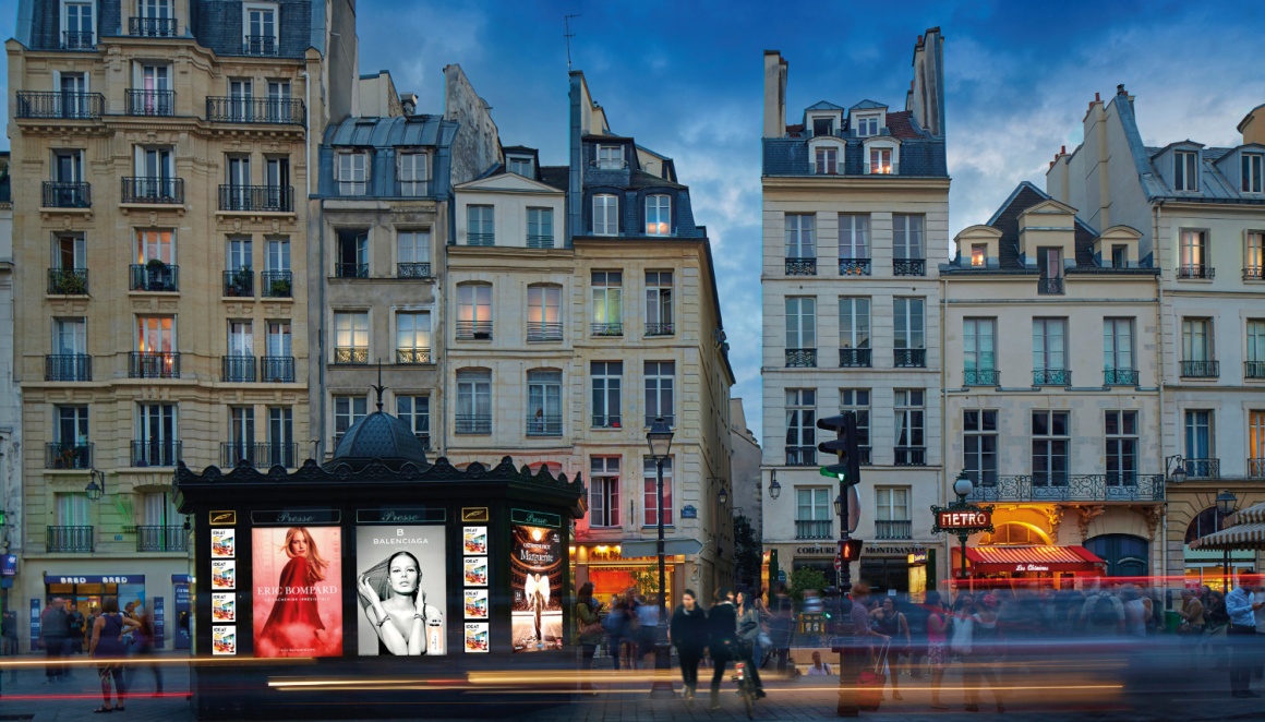 Foto: Zeitungskiosk in Paris (Frankreich) mit Werbeträgern von JCDecaux;...