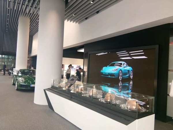 Foto: LED-Display im Showroom eines Porsche-Geschäfts; copyright: Absen...