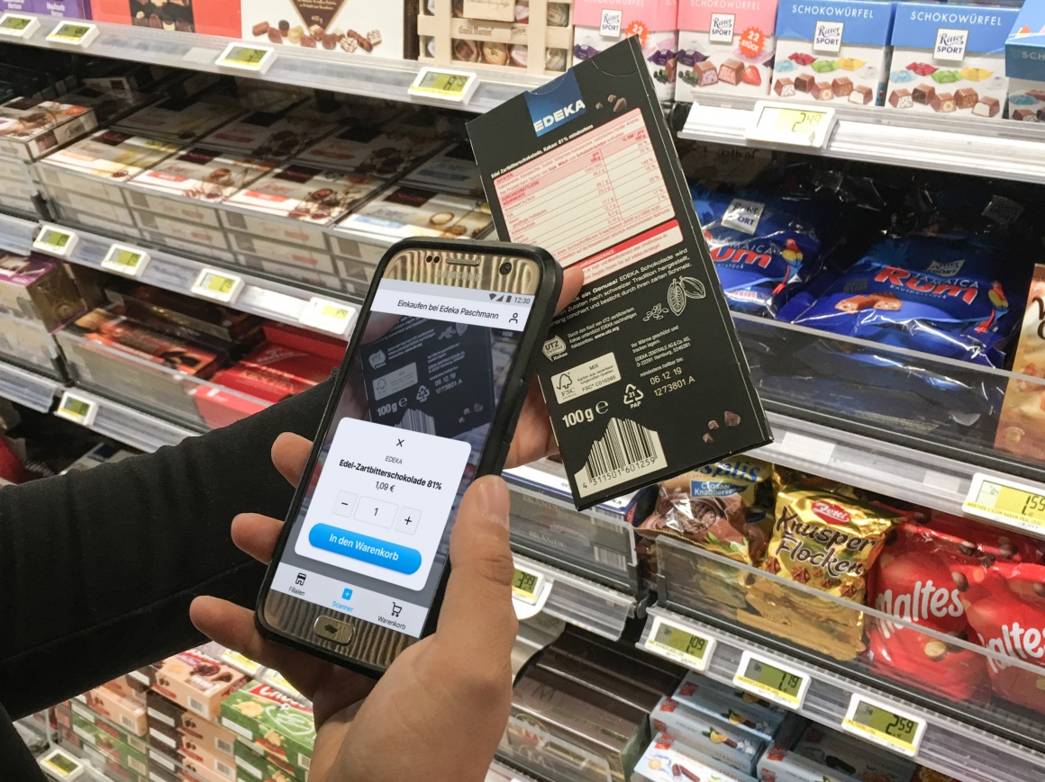 Scanning a bar of chocolate with the snabble app; copyright: snabble GmbH...