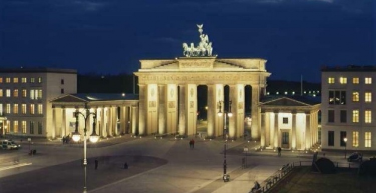 Photo: With energy-saving white light lamps OSRAM puts central Berlin in the...