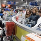 Photo: New duty-free limits send Canadians on overnight shopping trips...