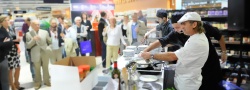 Kochen mit Eventcharakter lockt die Kunden in den Gastrobereich und in den...