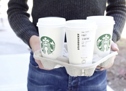 Bei REWE wird es den Kaffee von Starbucks nicht nur to go geben - die...