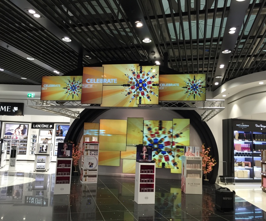 Photo: Travel retail technology: Enticing passengers to buy...