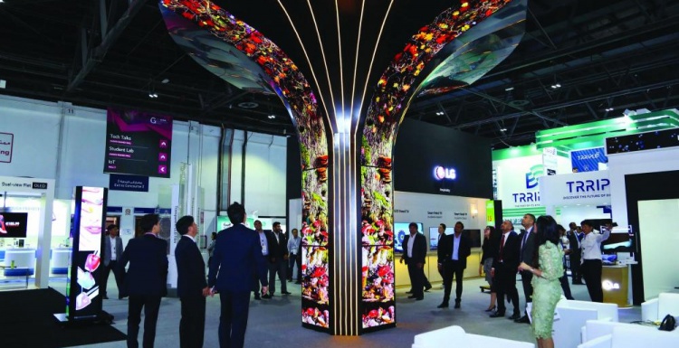 Foto: OLED-Baum von LG auf der Gitex Technology Week in Dubai; copyright: Saudi...