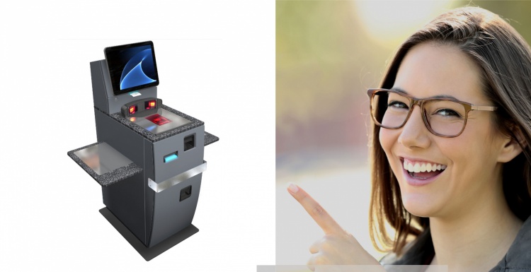 Foto: SCO-400 EveryPLACE Self-Checkout-Gerät und lachende Frau; copyright:...