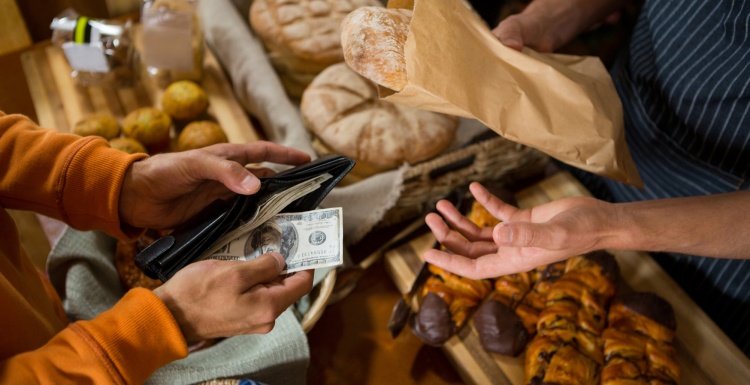 Photo: Person paying in cash in a bakery; copyright: panthermedia.net /...