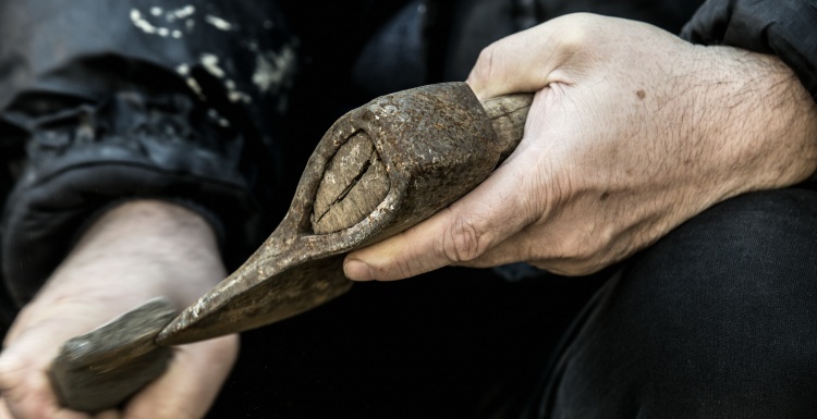 Man sharpening an axe; copyright: panthermedia-net / fizkes...