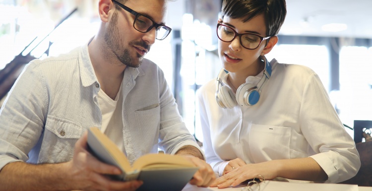 Mann und Frau lernen mit Buch; Copyright: istockphoto / © nd3000...