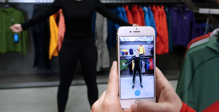 Body Scanner App auf Smartphone scannt Körpermaße; copyright: Fision...