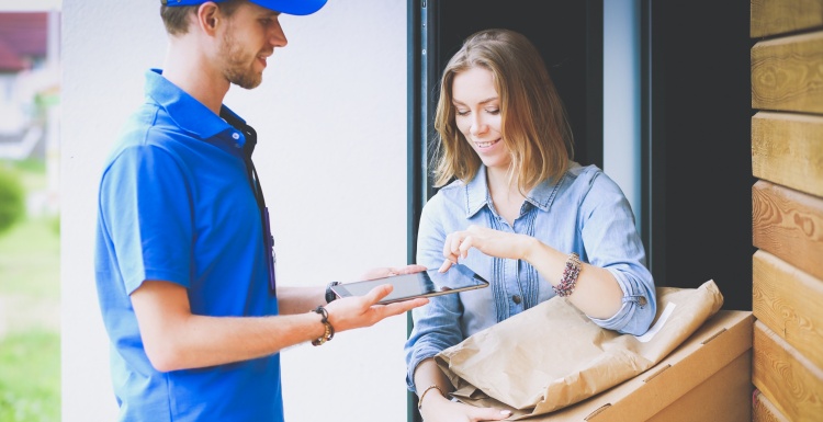 Mann liefert Paket an Frau