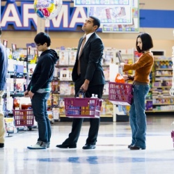 Thumbnail-Photo: Waiting in checkout lines