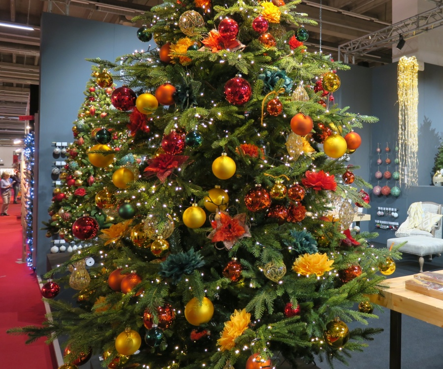 Photo: Colorful shop windows: Christmas decorating tips, part 1...