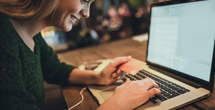 Frau mit Kreditkarte am Laptop; copyright: iStock-491911728...
