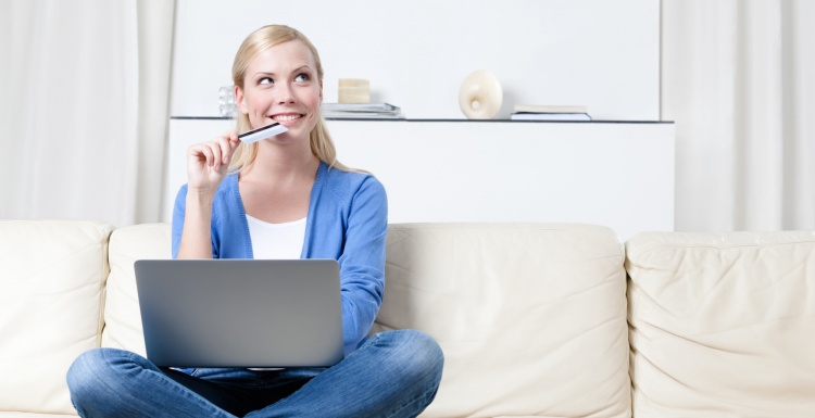 Women shops online; Copyright: panthermedia.net/agencyby...