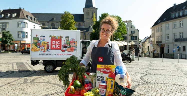 Frau mit Kiste; Copyright; obs/Picnic