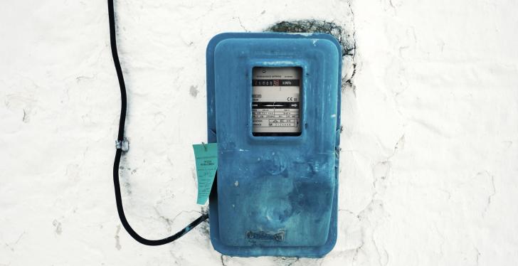 Old blue electricity meter on a bright wall; copyright: taner ardalı/Unsplash...