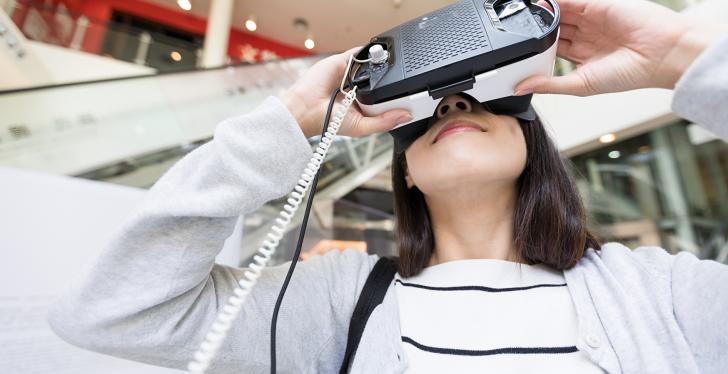 Woman with VR glasses in the shopping centre