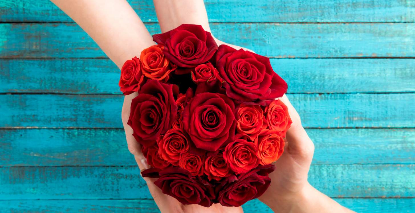 Сколько цветов можно дарить четные. Букет в руках. Букет роз. Букет в руках вид сверху. Букет красных роз.