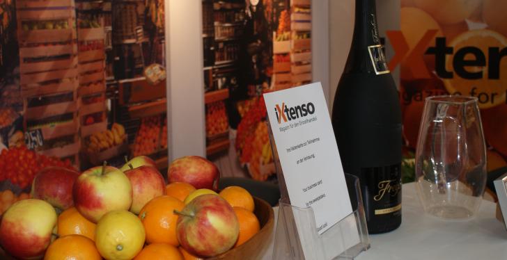 iXtenso stand with fruit and sparkling wine