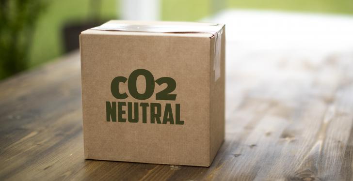 Paket mit Co2-Neutral-Aufschrift auf einem Tisch