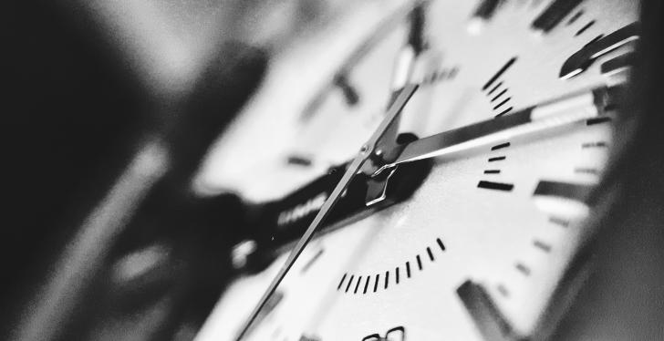 An analogue clock in black and white; copyright: Unsplash/noor Younis...