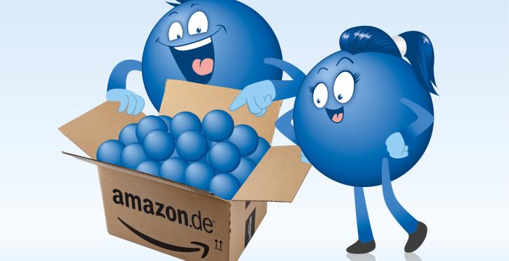 Zwei große blaue Bälle mit lachenden Gesichtern schauen in einen Karton...