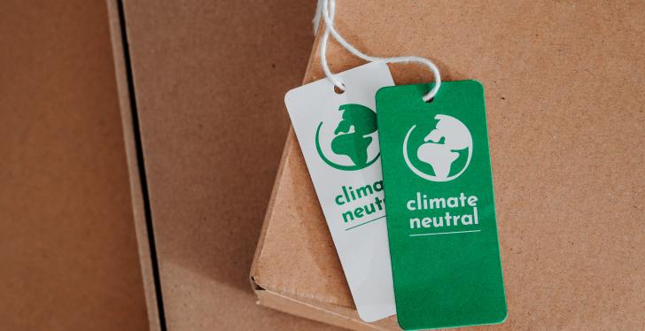Label in green and white climate neutral on a cardboard box...
