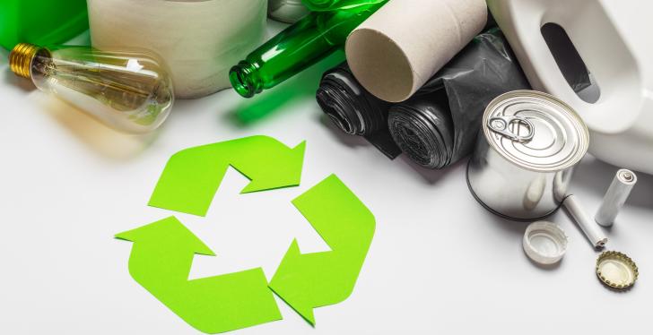 Recyclable waste with the recycling symbol.Recycelbarer Müll mit dem Recycling...