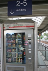 Vending machine: Snacks and soft drinks at the railroad platform. © Schellbach...