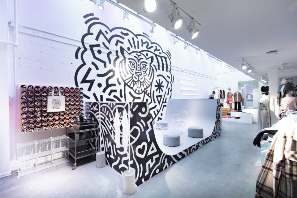 Digitally connected fashion pop-up store in Toronto - iXtenso