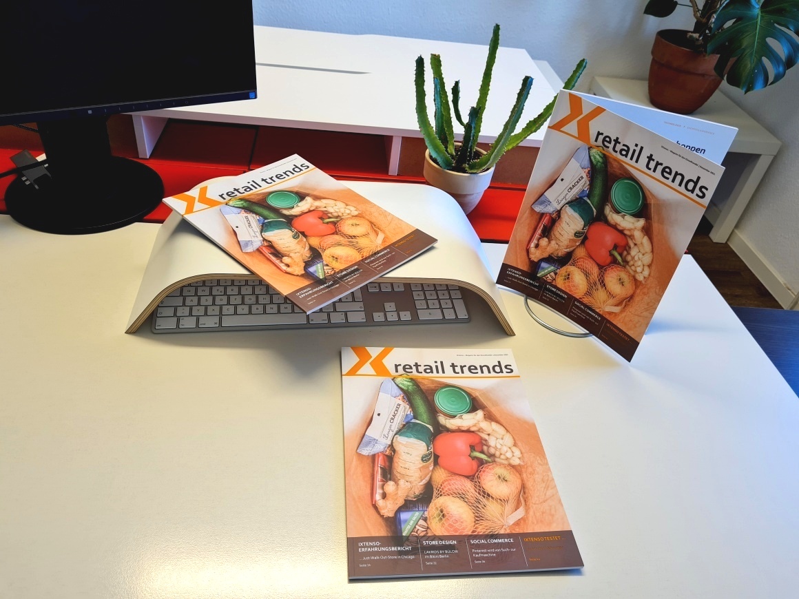 3 issues of the print edition of iXtenso spread on a desk...