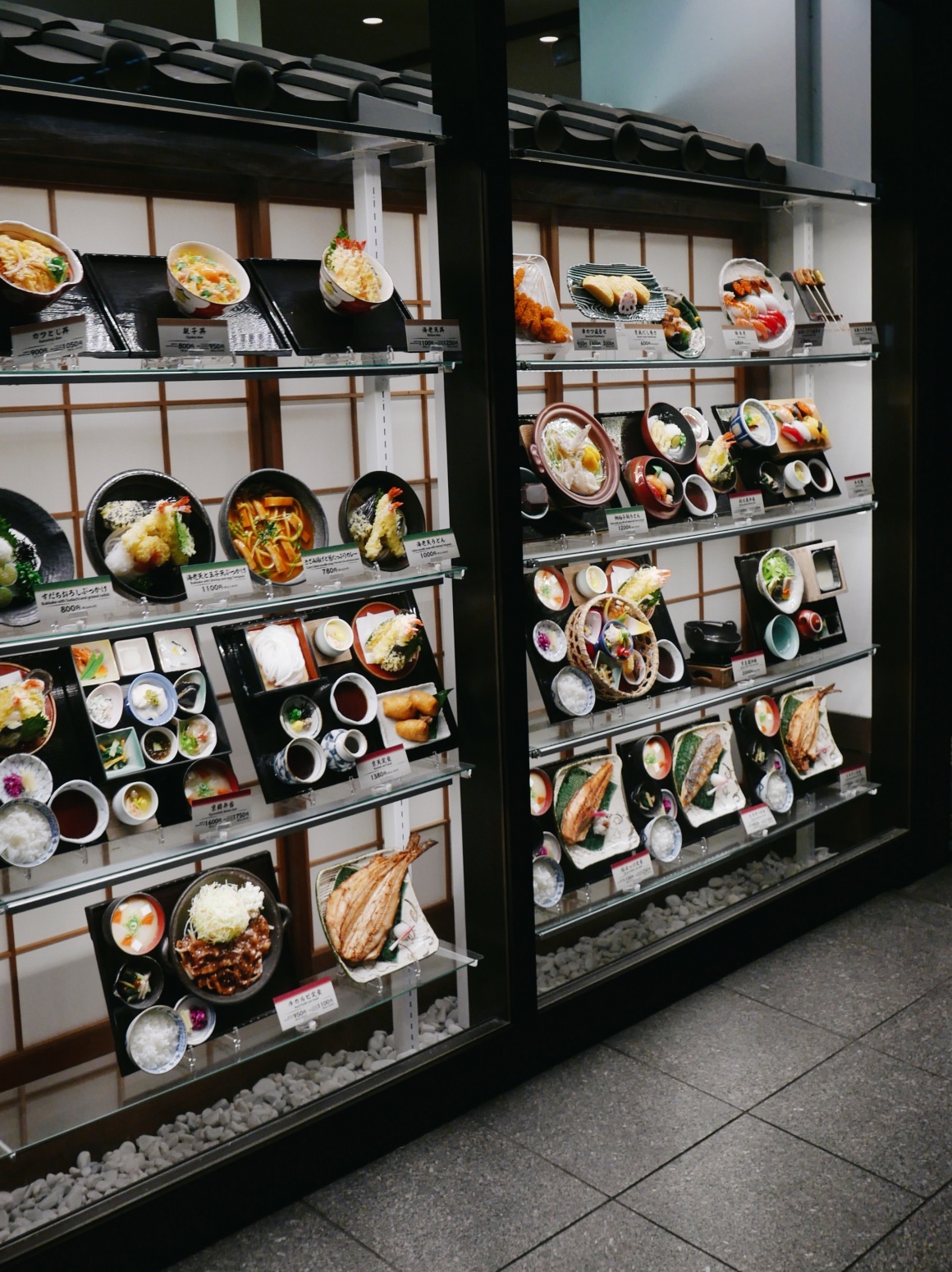 A vending machine with different lunch boxes