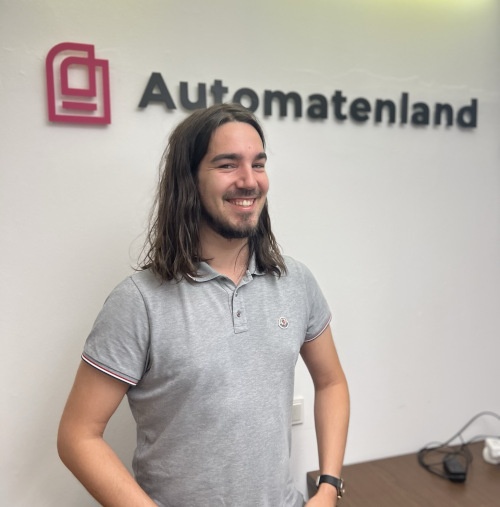 A man stands in front of the Automatenland GmbH logo...