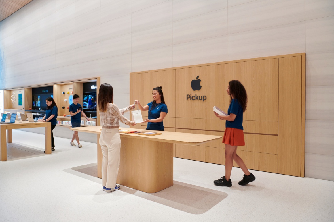 Apple employees in contact with customers