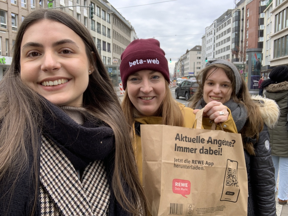 3 editors from iXtenso take a selfie with a Rewe bag....