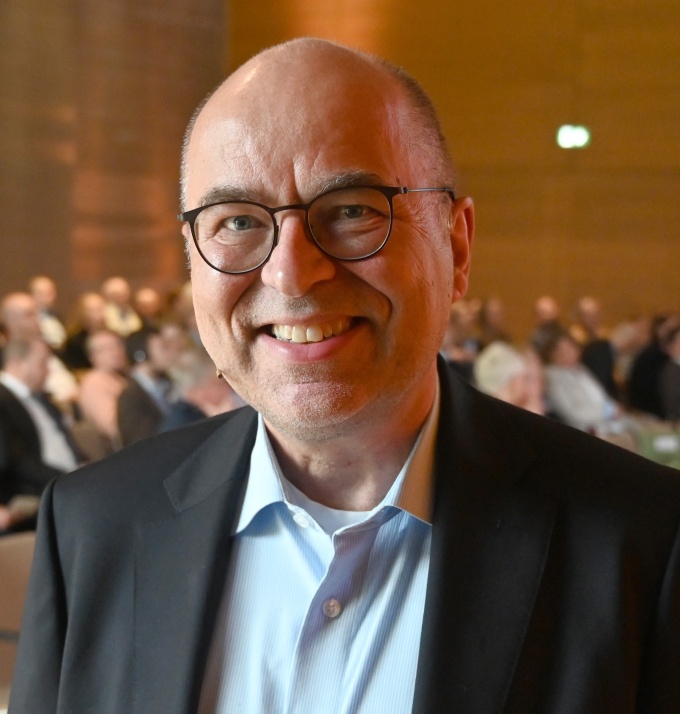 Prof. Dr. Stephan Rüschen smiles into the camera.