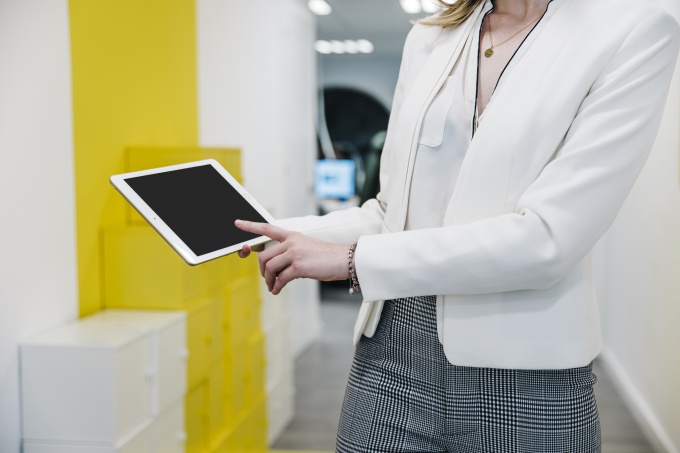 Eine Frau bedient ein Tablet.